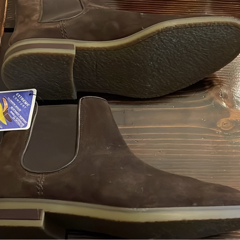 Men Clark’s Chelsea boots. Brown suede size 11M